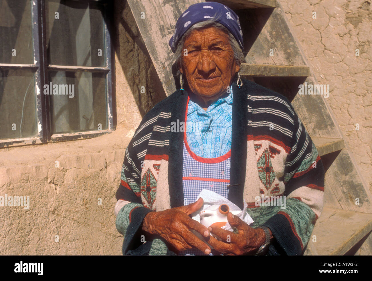 Acoma New Mexico A Native American Bewohner von Acoma Pueblo genannt auch Sky City Stockfoto