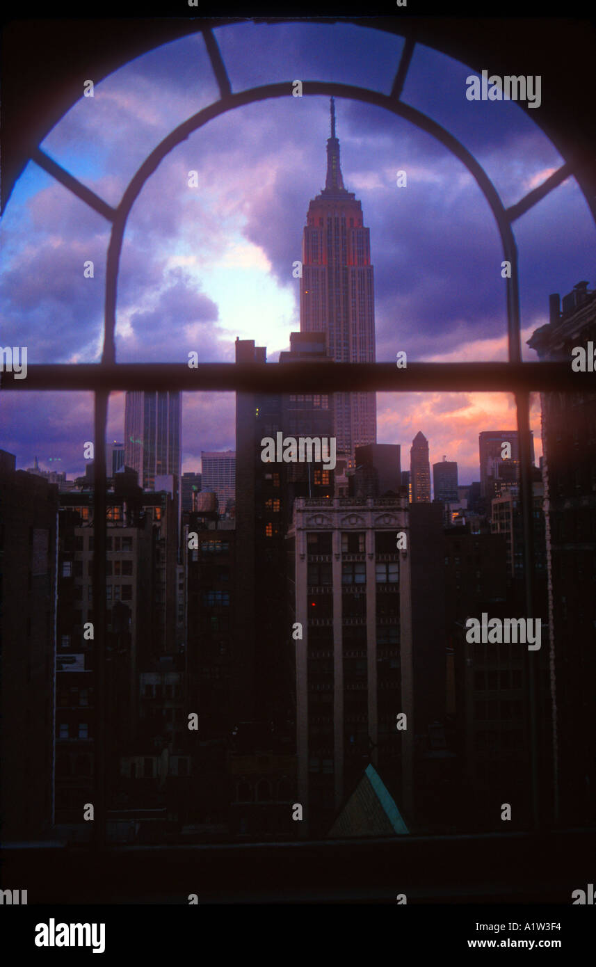 New York New York das Empire State Building eingerahmt durch ein Bürofenster Manhattan Stockfoto