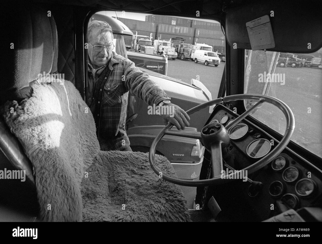 Langstrecken-LKW-Fahrer am Autohof Stockfoto