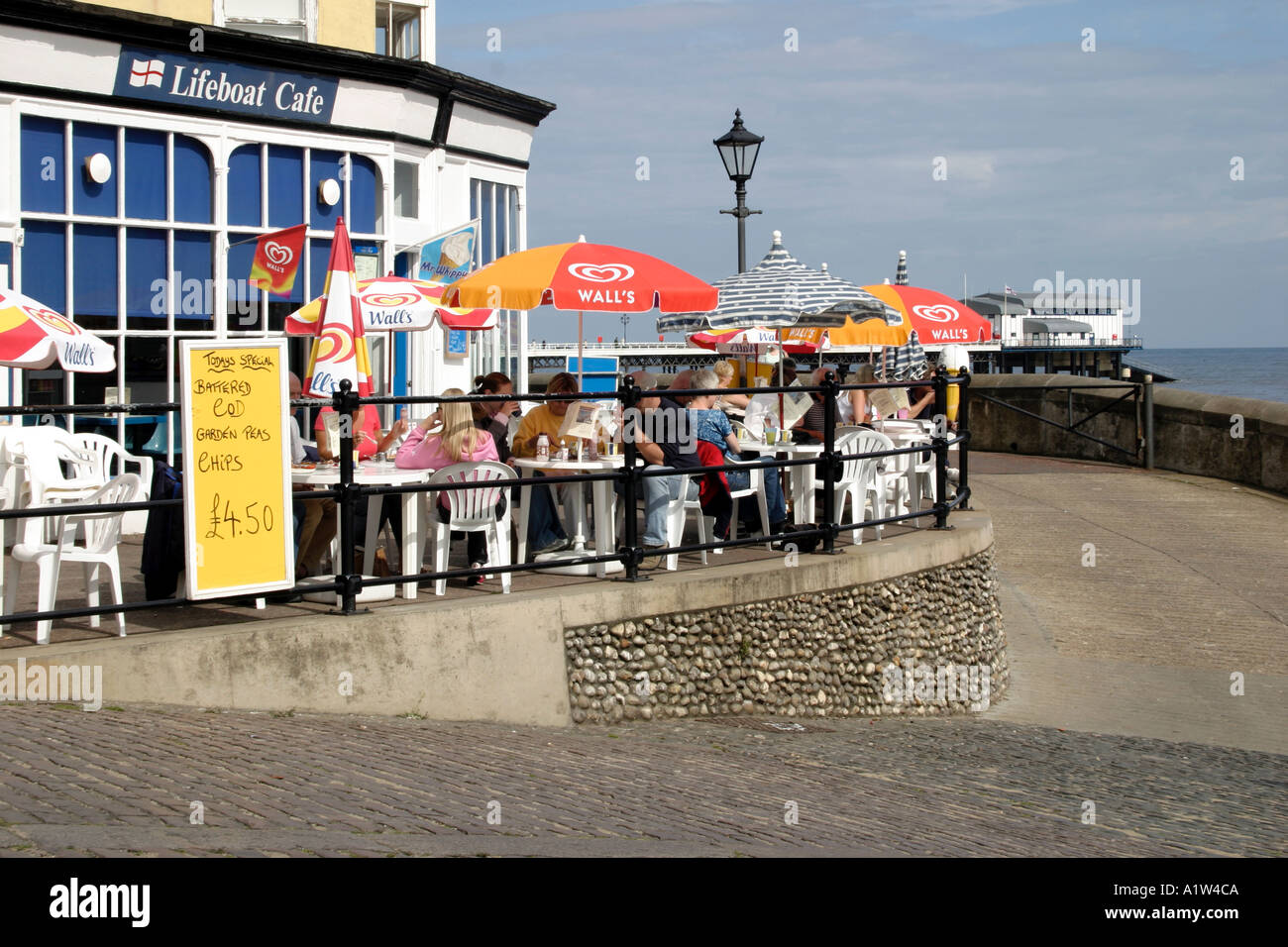Beach Side Cafe Cromer Norfolk England Urlauber Frühstück Stockfoto Beach Side Cafe Cromer Norfolk England Urlauber Frühstück Stockfoto