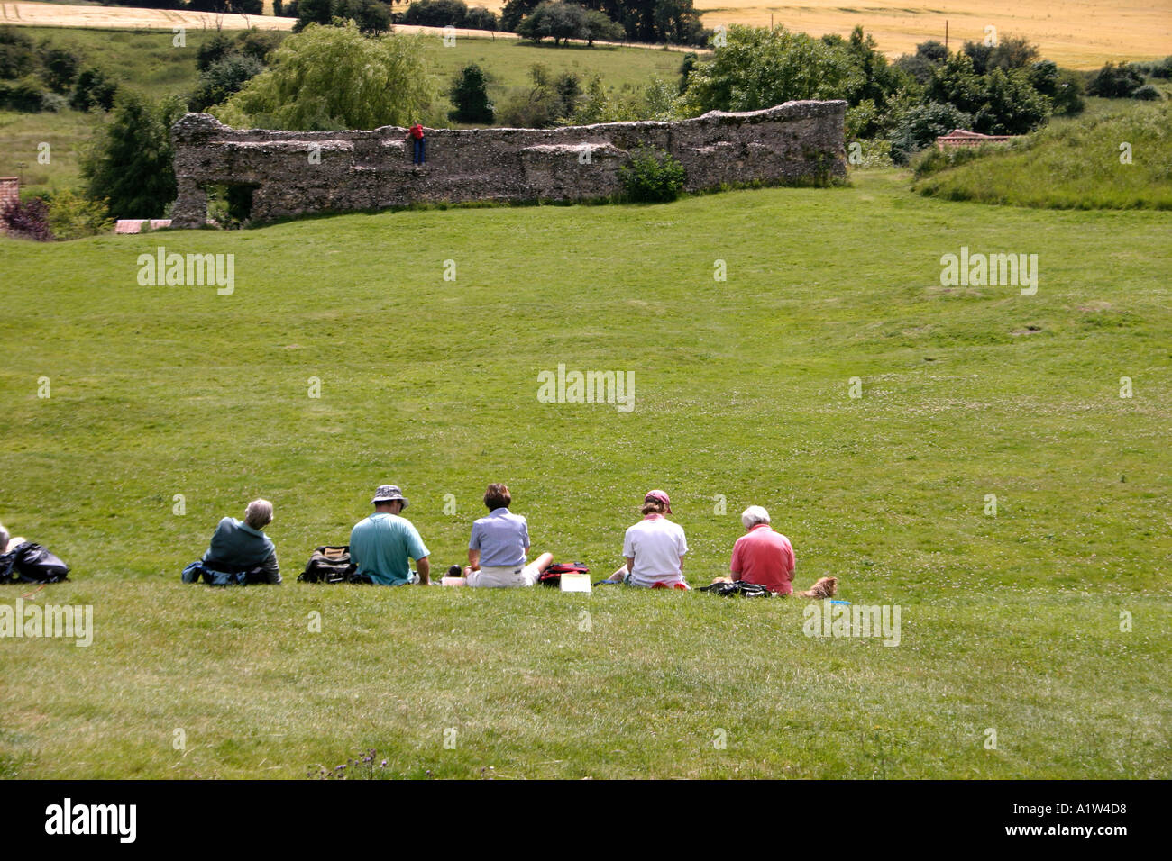 Wanderer eine Pause an der Burg Acre Norfolk in England Stockfoto Wanderer eine Pause an der Burg Acre Norfolk in England Stockfoto
