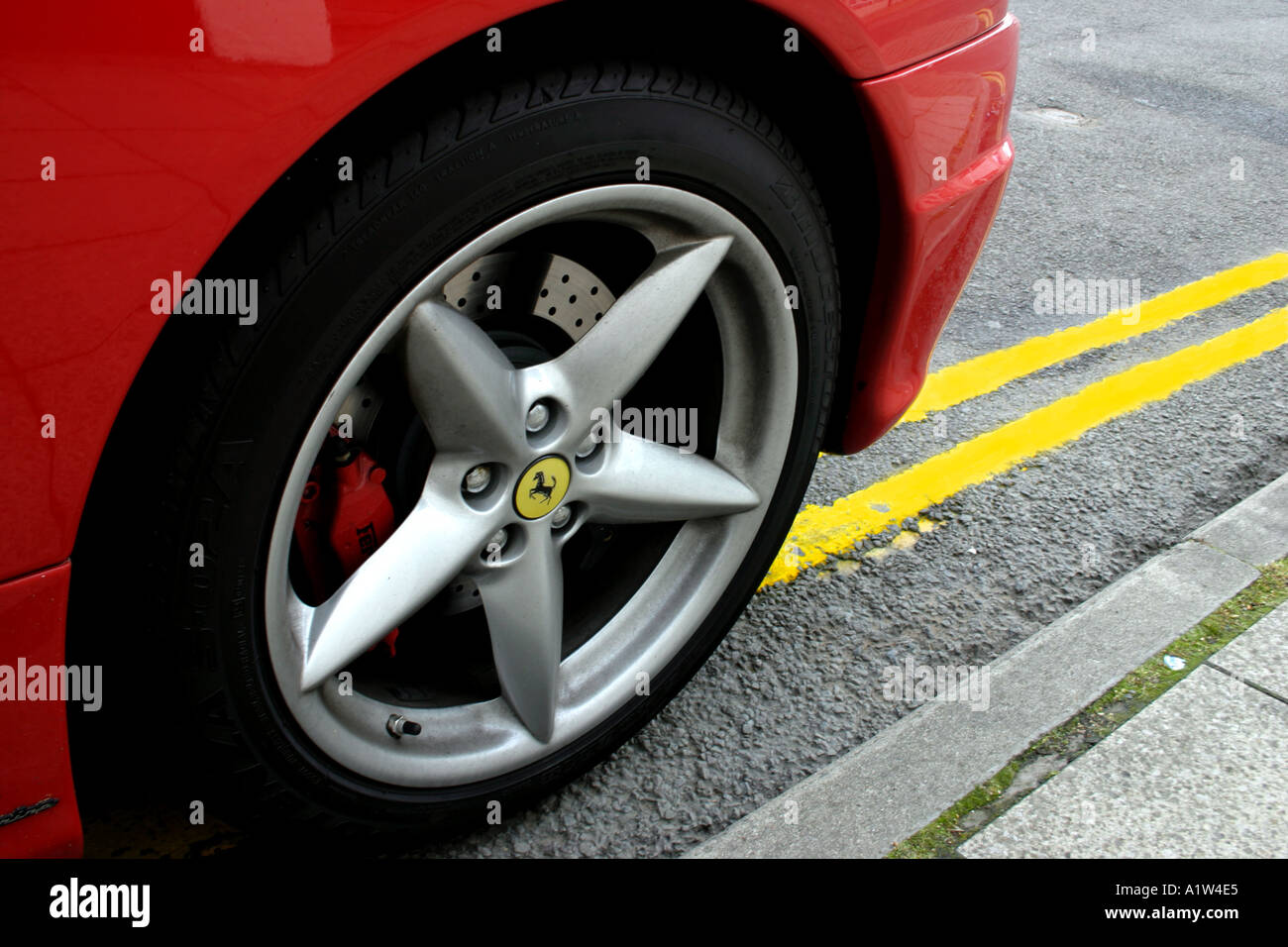 Ferrari parkte auf eine doppelte gelbe Linie Stockfoto