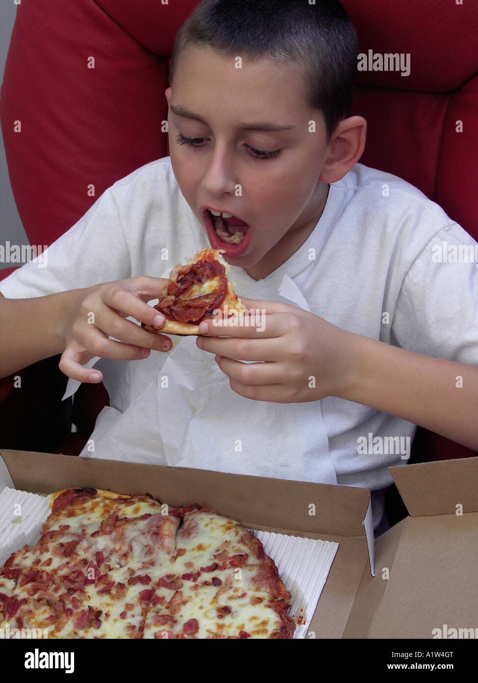 Rund um Pizza essen Stockfoto