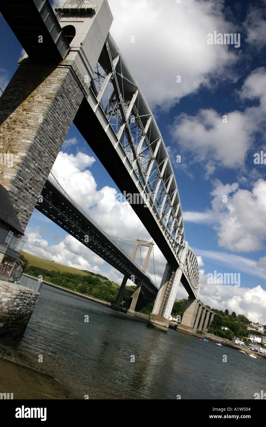 Tamar Straßen- und Eisenbahnbrücken Devon England Stockfoto