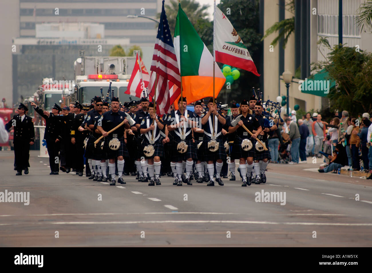 Feuerwehrleute tragen Kilts marschieren in St. Patricks Day Parade San Diego Kalifornien USA Stockfoto