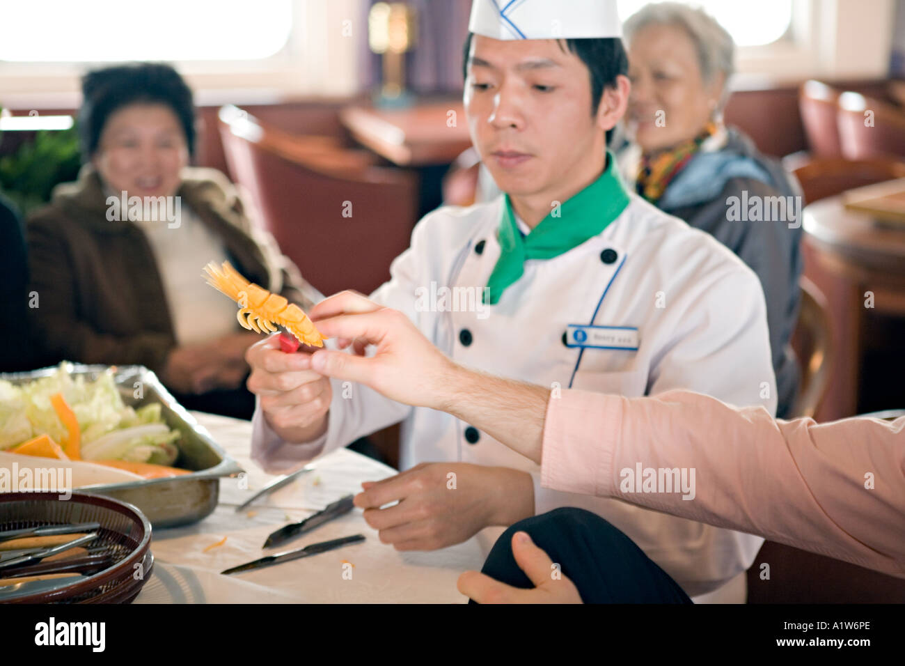 CHINA YANGTZE RIVER Chef zeigt die Kunst des Gemüse schnitzen von Carving eine Karotte aussehen wie eine Garnele Stockfoto