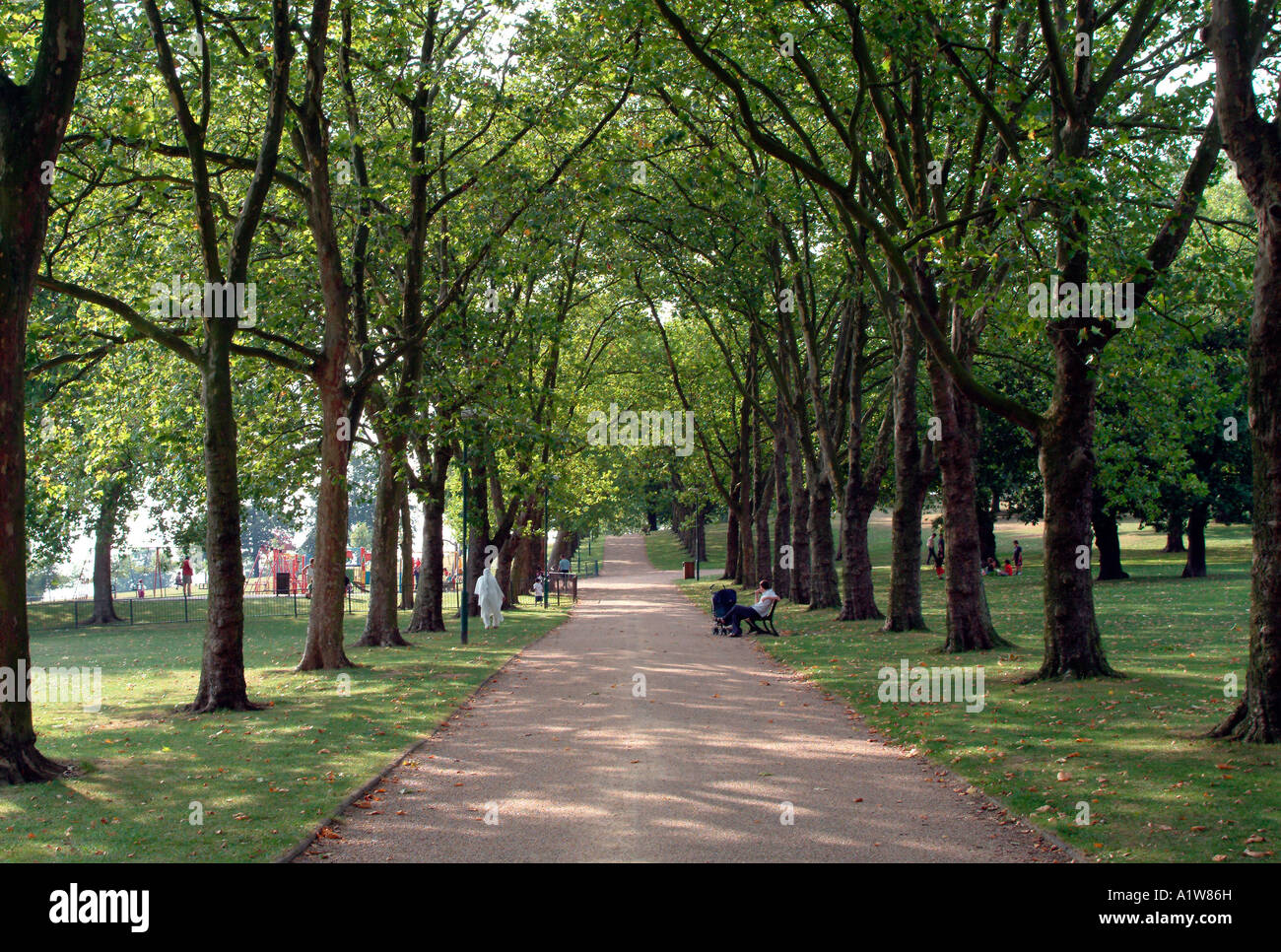 Grüner Weg in Gladstone Park, North West London Stockfoto