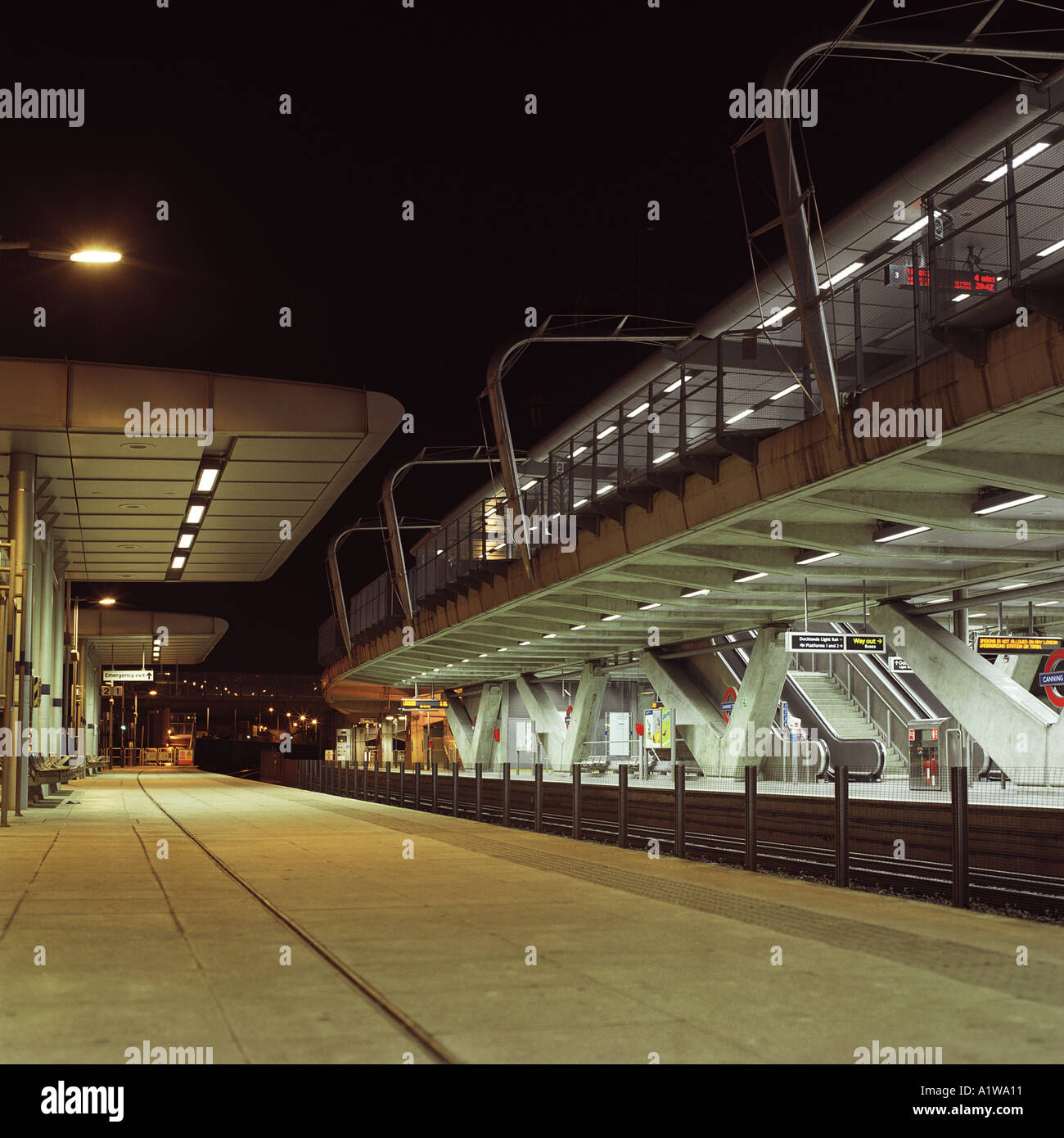 Night Shot von Plattformen auf die Canning Town U-Bahn station Newham, London, UK Stockfoto