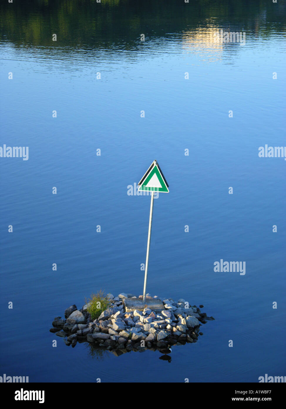 Schiffsverkehr anmelden Wasser SYMBOL Insel allein wenig kleine Stein Insel Wasser Fluss Einsamkeit einsam kein Körper Leben Stockfoto