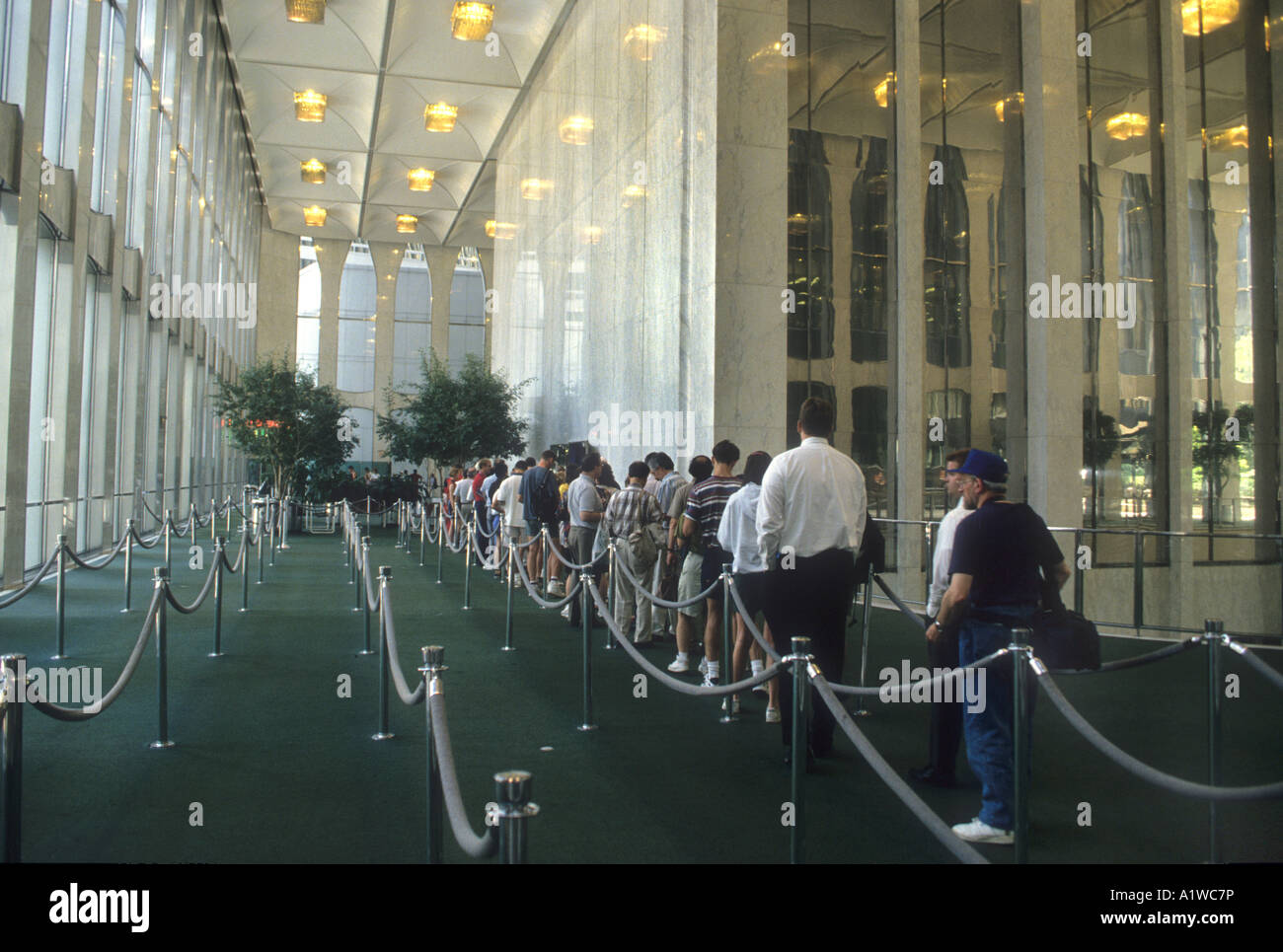 Menschen Queing In einer Linie, eines der Hochhäuser des World Trade Centers steigen. Das wäre In Manhattan New York City. Vor 9/11. Stockfoto