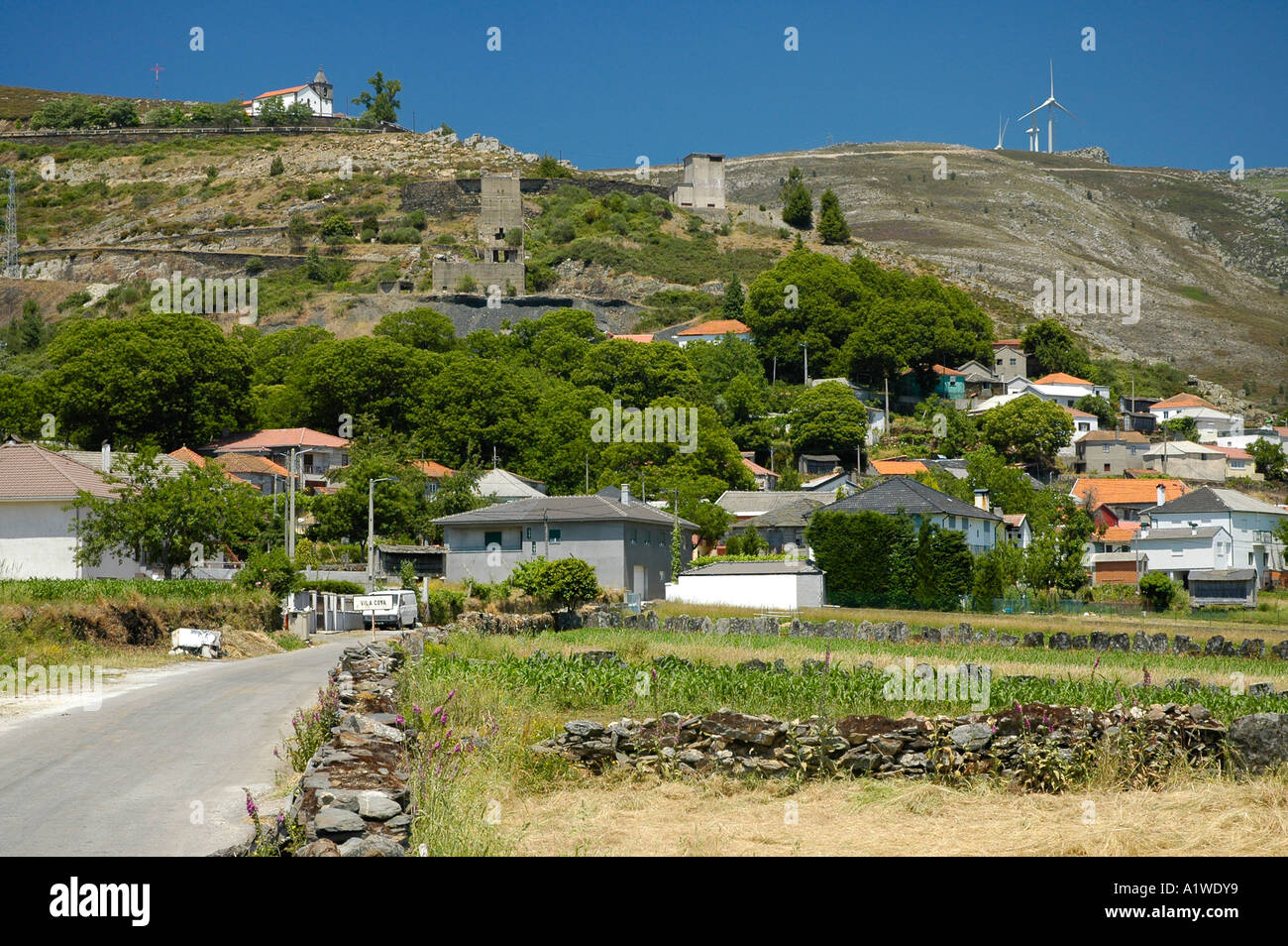 Blick auf Straße, Dorf und Berge, Alvao Naturparks, Portugal, Europa Stockfoto