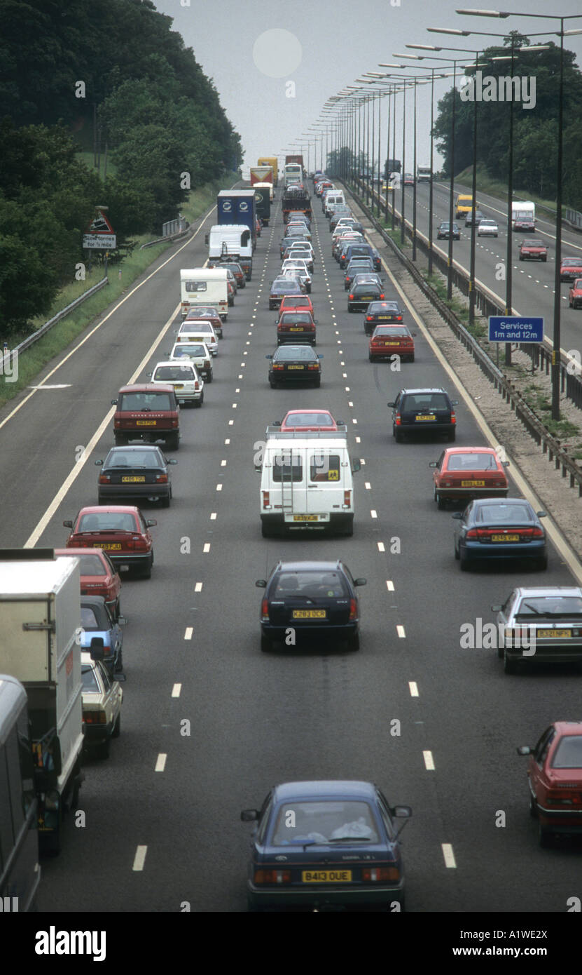 Verkehr kommt zum Stillstand In allen drei Spuren des Nordens M6 In Staffordshire England gebunden. Stockfoto