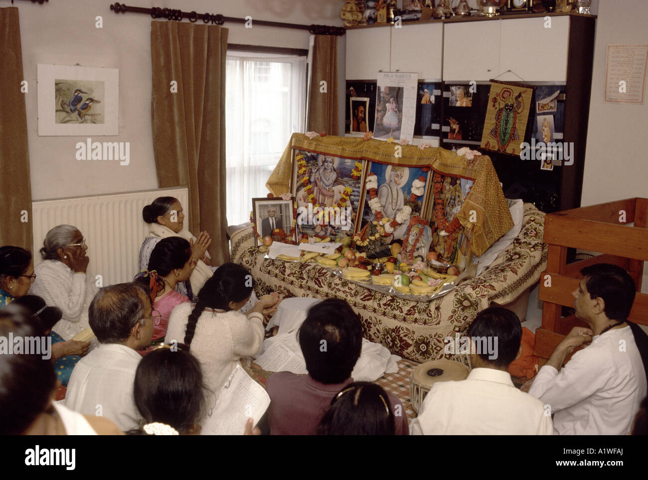Ein Jahr nach dem Tod führt ein Hindupriester Shraddha Riten in der Heimat der Vorfahren Pinda anzubieten. Stockfoto