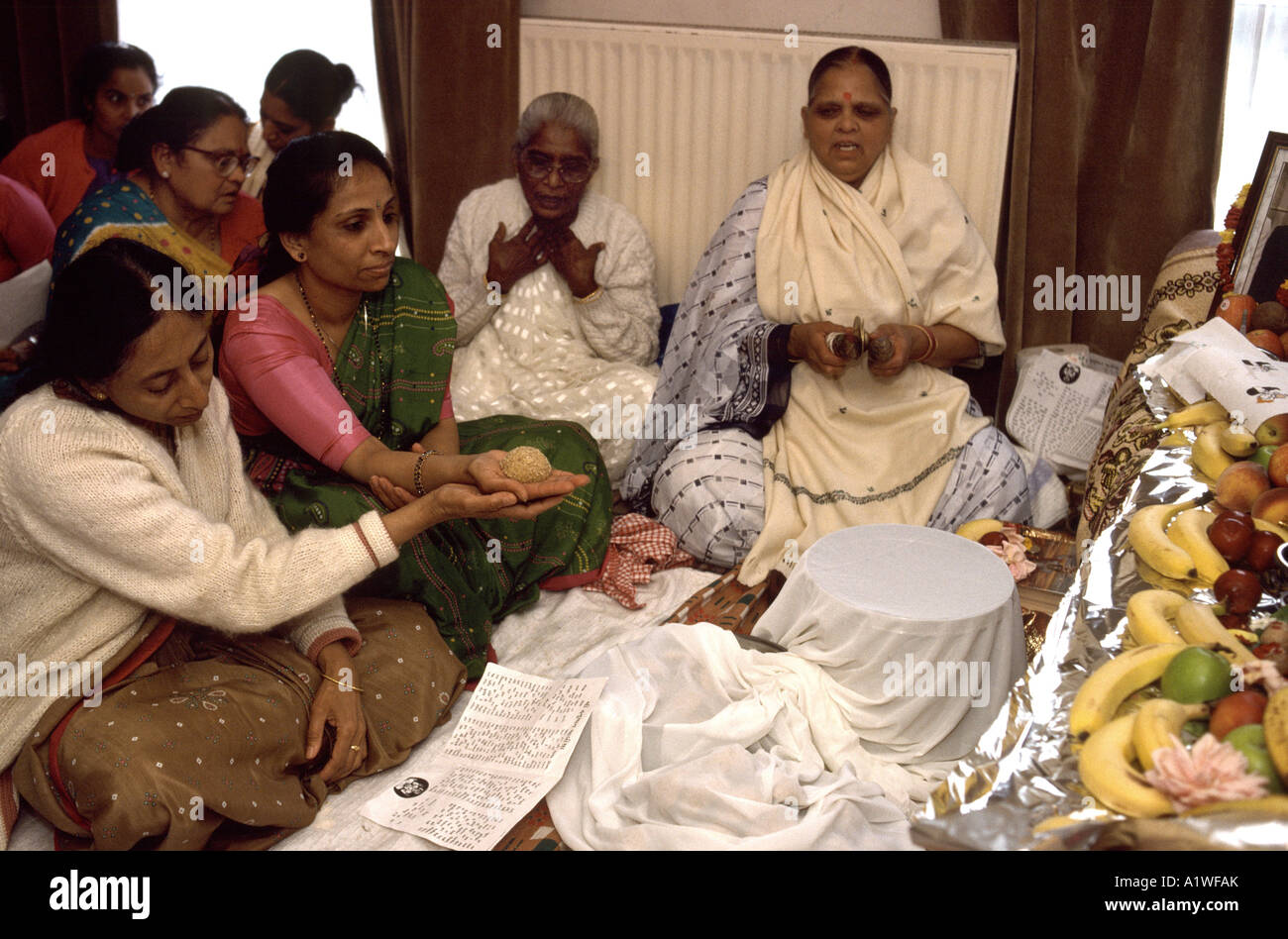 Ein Jahr nach dem Tod führt ein Hindupriester Shraddha Riten in der Heimat der Vorfahren Pinda anzubieten. Stockfoto