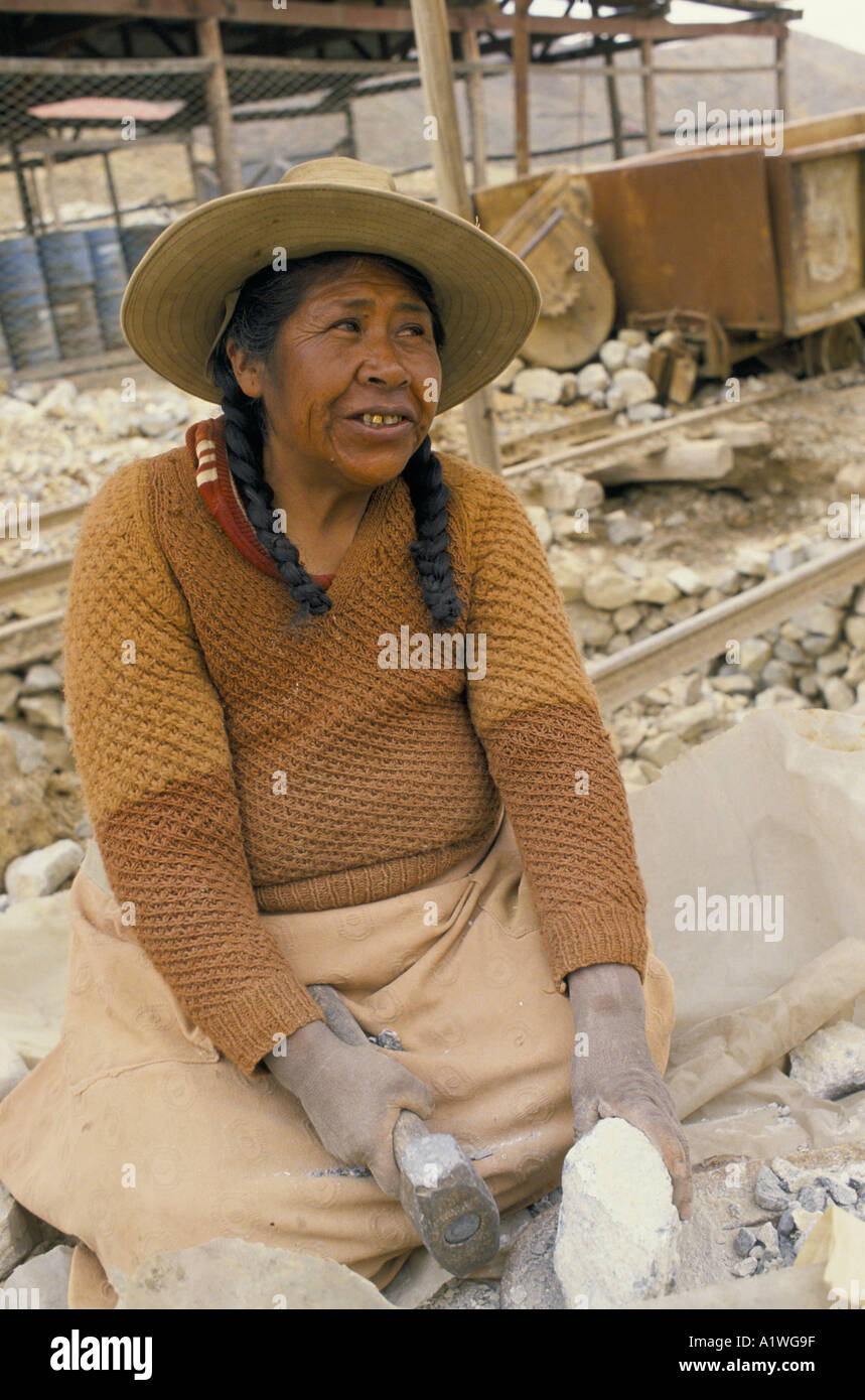 Bolivien SIGLO XX Silbermine. Frau Felsen Spalten von hand zu Mineralien extrahieren Stockfoto