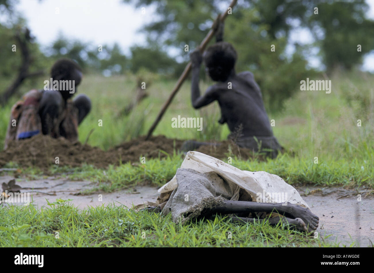 AUGUST 1998 HUNGERSNOT IM SÜDSUDAN. KÖRPER DES 8-JÄHRIGEN ABUL BAK. GRABE MUTTER AMEL WO AUSGRABUNGEN 1998 Stockfoto