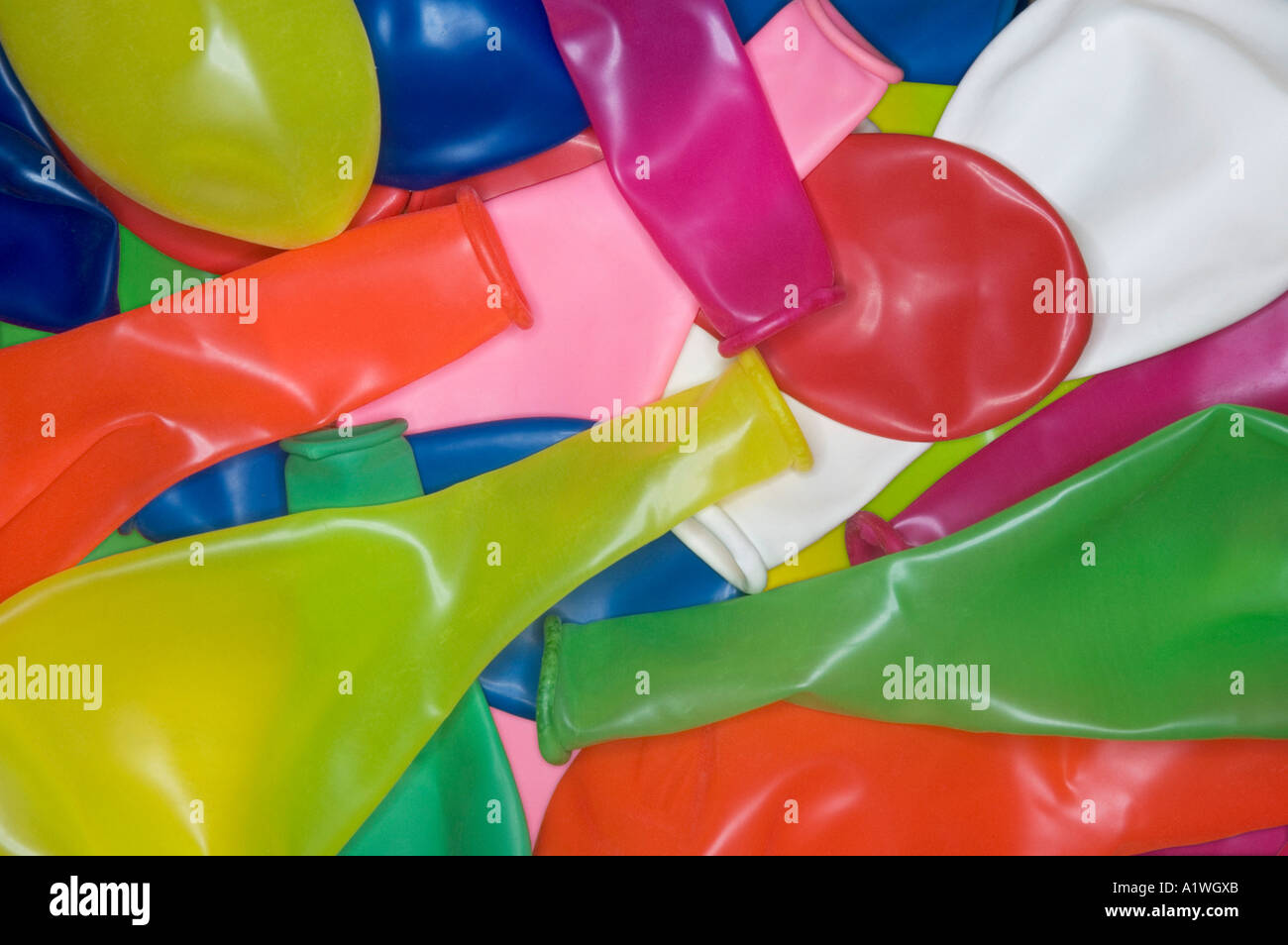 DEFLATIONIERTEN MULTI FARBIGE PARTY LUFTBALLONS MUSTER Stockfoto