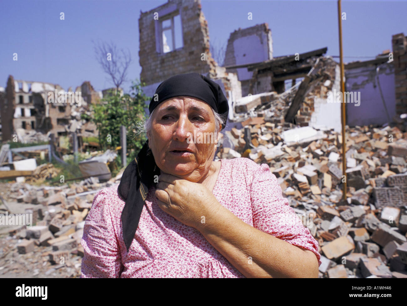 KOKA VOR IHREM ZERSTÖRTEN HAUS VON RUSSEN BOMBARDIERT, WÄHREND DER KRIEG-2000 Stockfoto