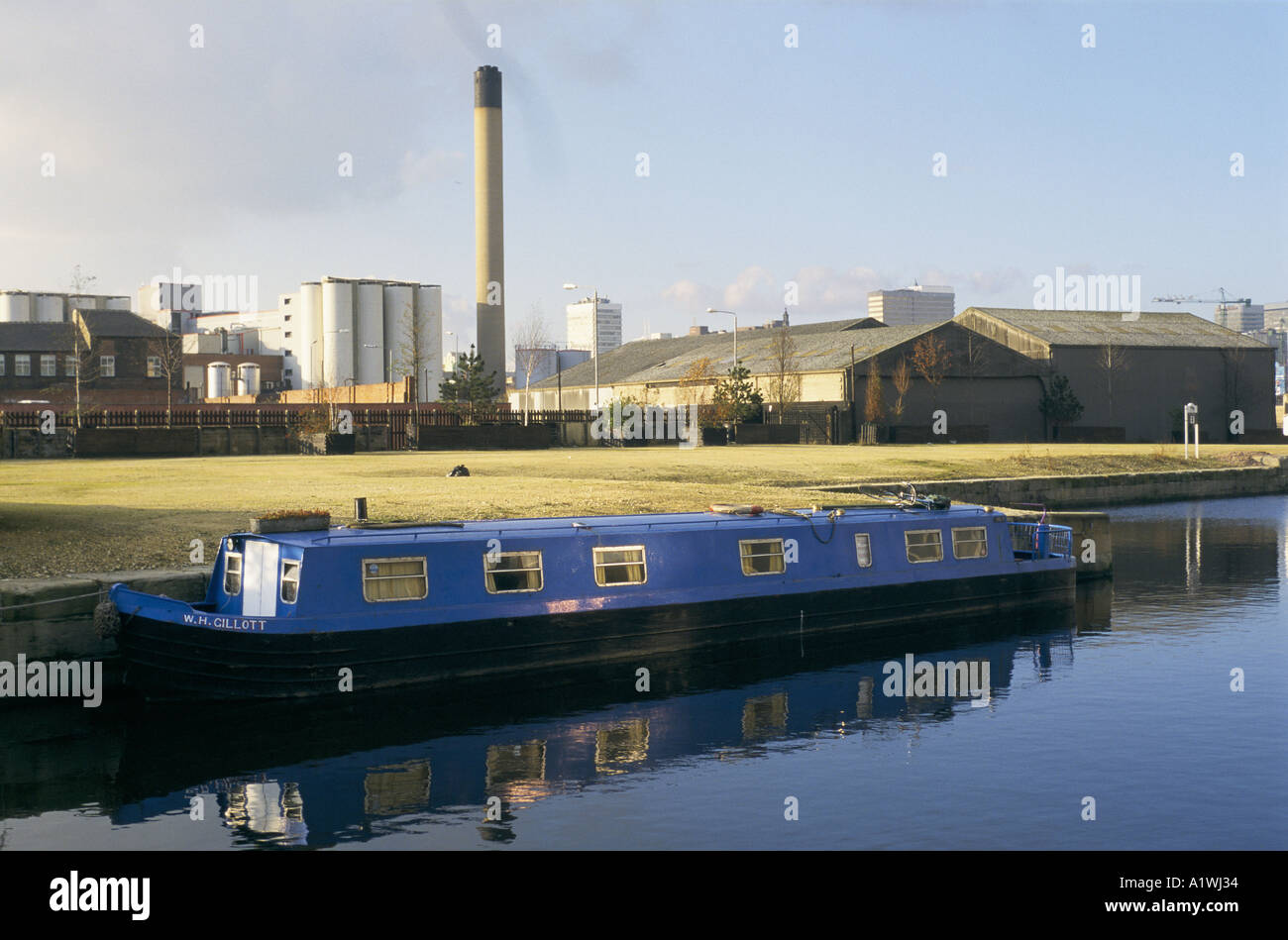 LEEDS-KANAL. Schmale Boot auf dem Wasser mit Schornstein hinter. Stockfoto