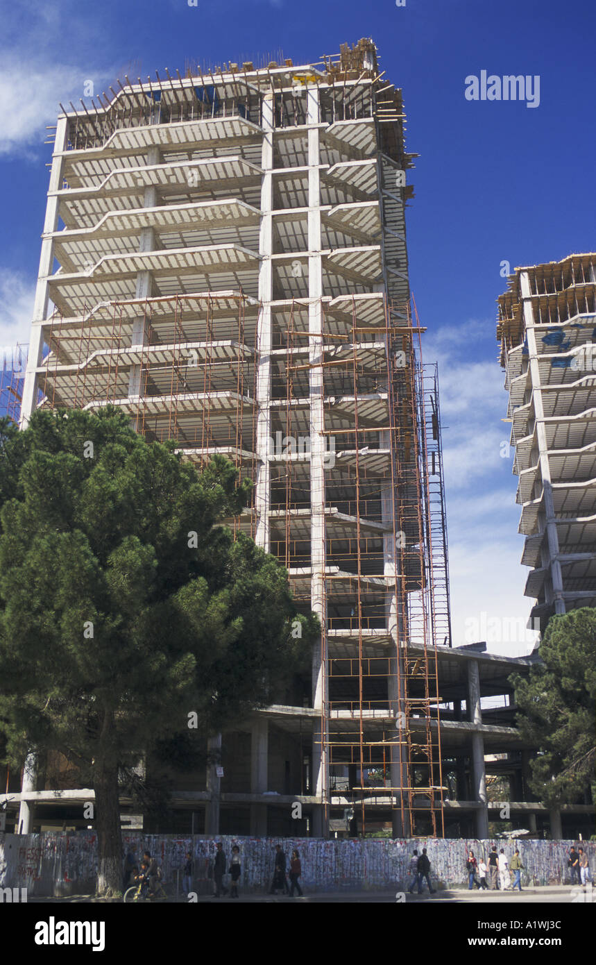 NEUBAU FINDET ÜBERALL IN TIRANA IM BEMÜHEN UM DIE STADT ALBANIENS 4 01 2001 REGENERIEREN Stockfoto