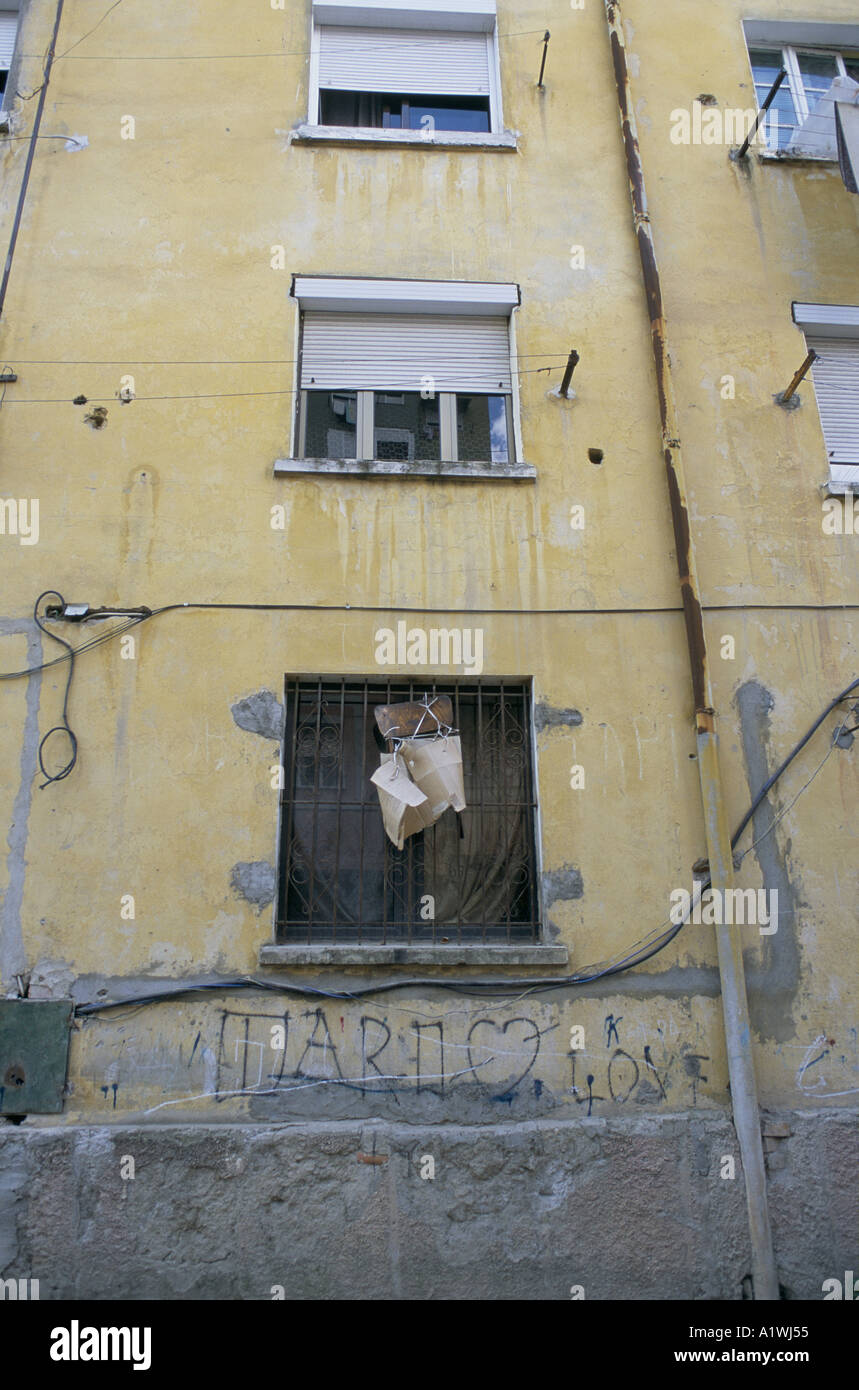 EDI RAMA BÜRGERMEISTER VON TIRANA.  Haus von seiner Mutter, in einem heruntergekommenen bescheidene Wohnung Block. TIRANA ALBANIEN 03 01 2001 Stockfoto