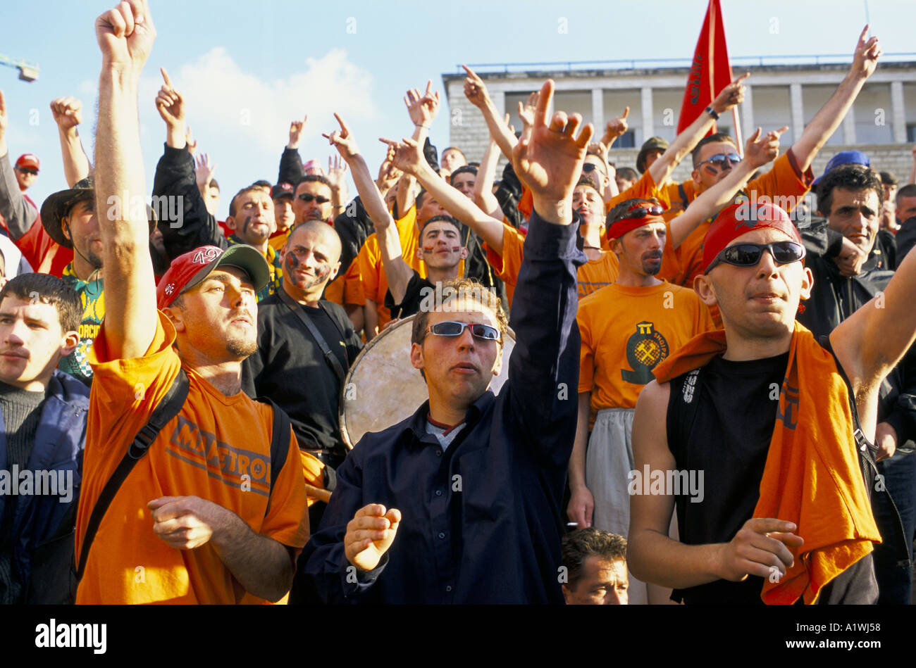 ALBANISCHEN FUßBALL-FANS AUF DAS SPIEL GEGEN ENGLAND SIND SIE BEGEISTERT VON IHREM TEAM 03 01 2001 Stockfoto