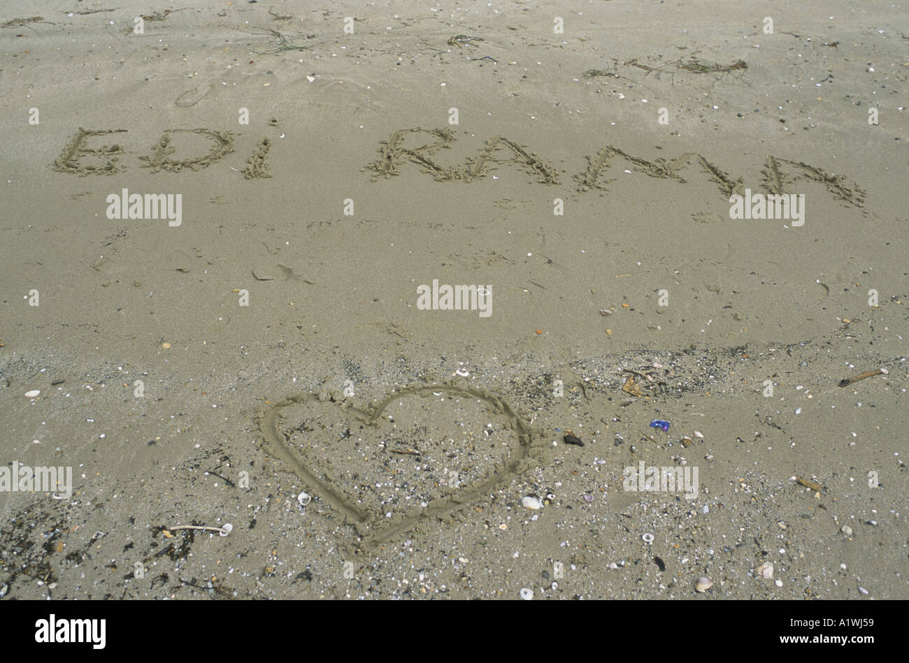 Schreiben in den Sand. Edi Rama und Liebe Symbol. Stockfoto