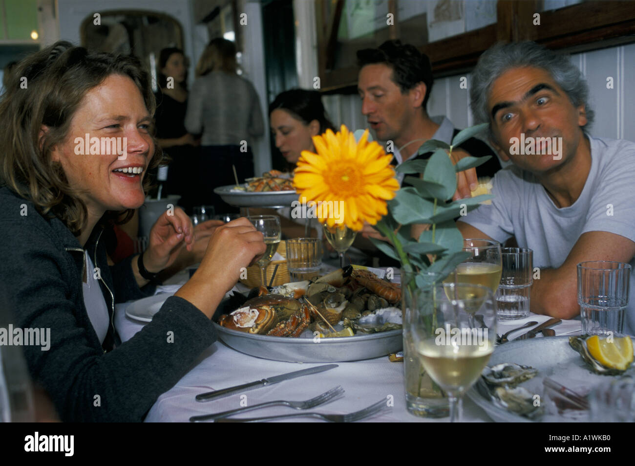 OYSTER RESTAURANT WHITSTABLE 2000. Eine Gruppe von Freunden gemeinsam essen Stockfoto