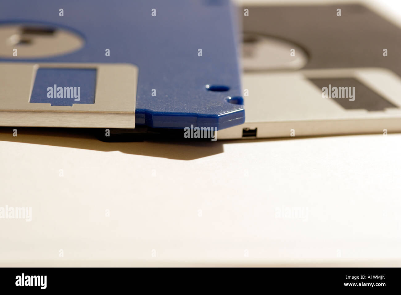 Zwei Disketten liegend, dass überlappende blau und schwarz Stockfoto