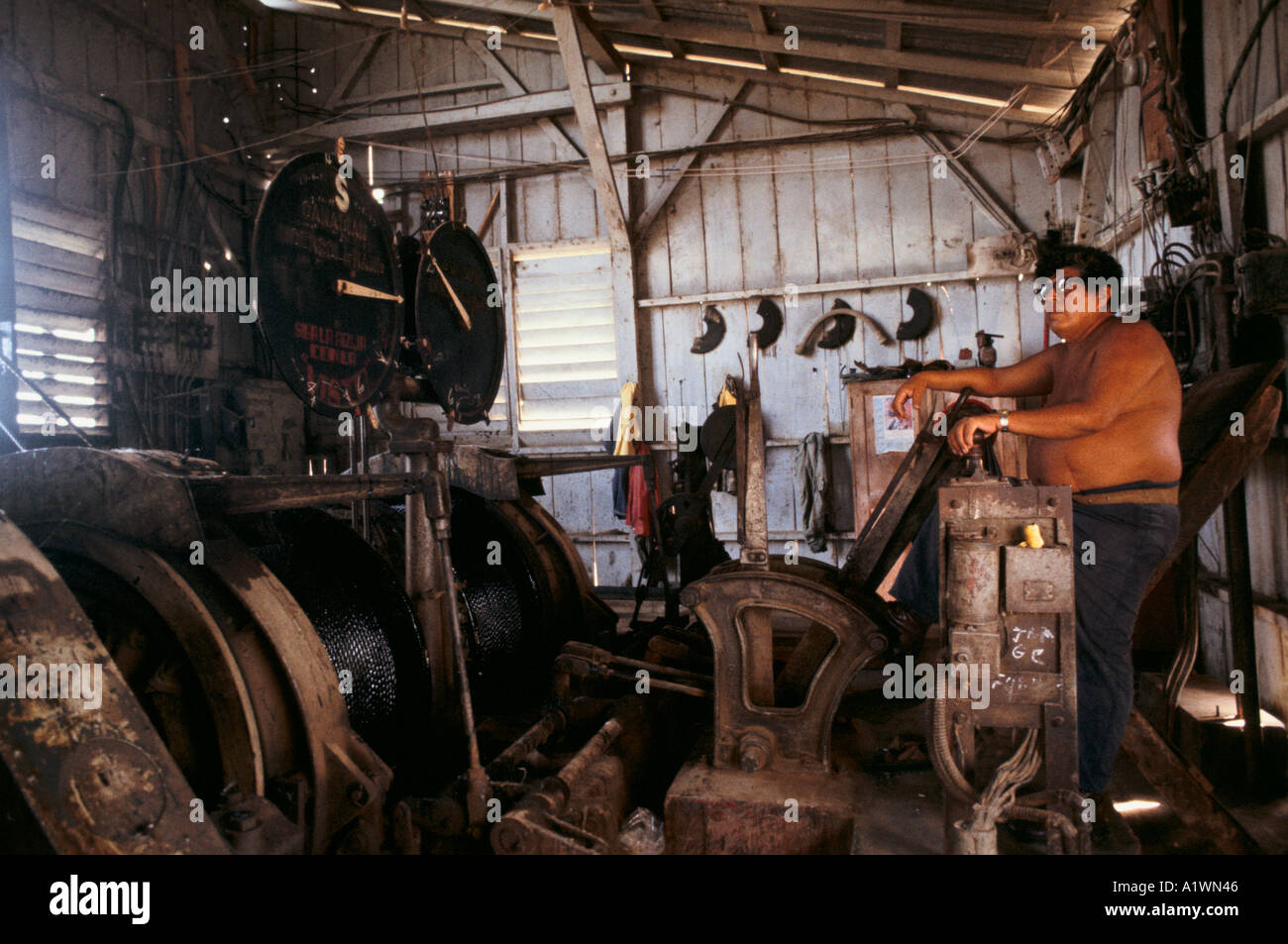 Drilliche Miner Minenschacht Aufzug Bedienelemente in Holzhütte. GOLDMINE-NICARAGUA Stockfoto