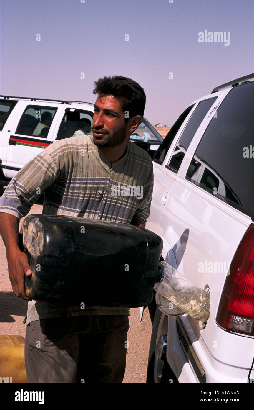 Freiberuflicher Benzin Verkäufer. Autofahrer können vermeiden, lange Schlangen an den Tankstellen und tanken zum 20 Cent pro Liter Stockfoto