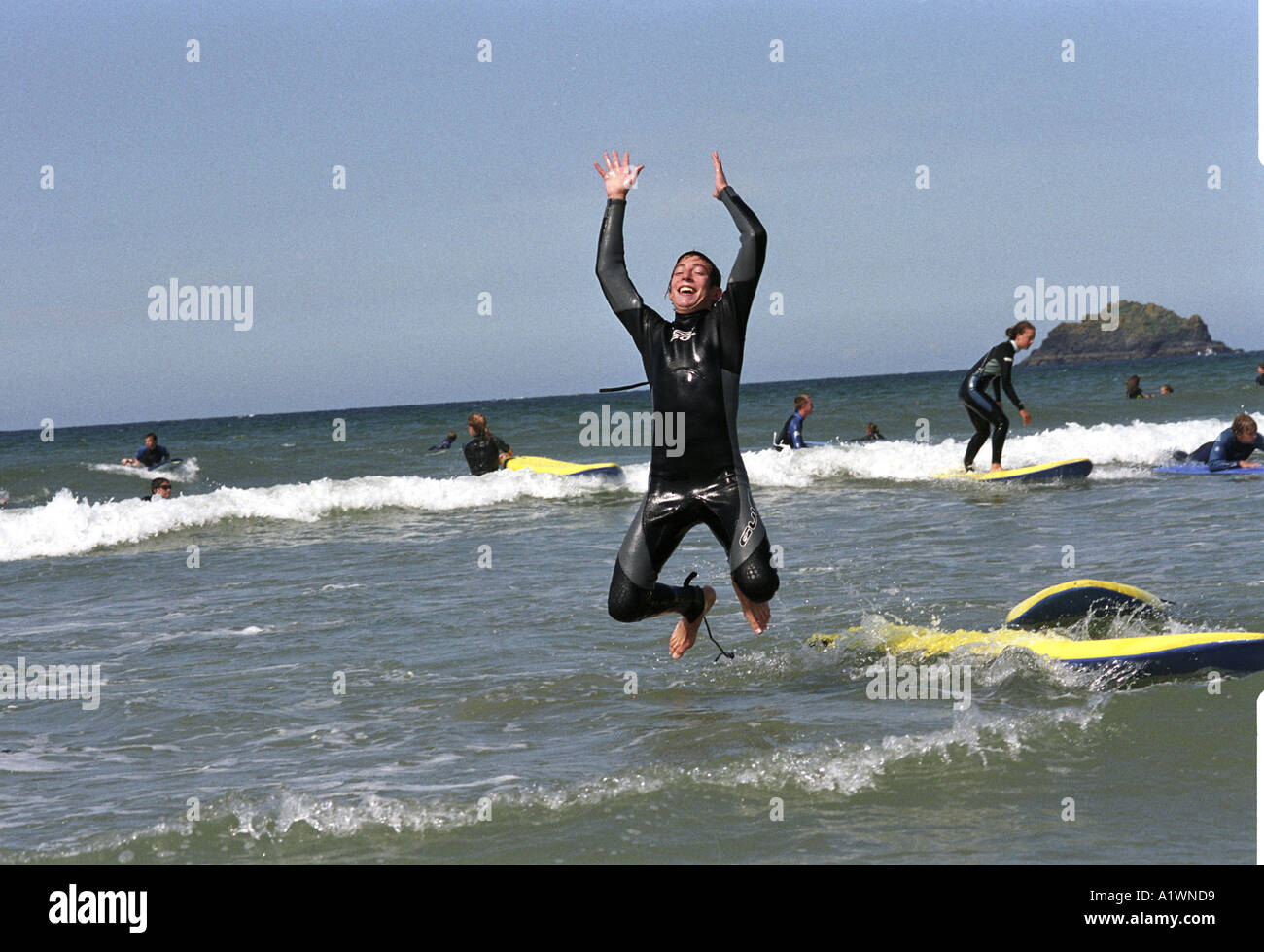 Louis in die Luft springen nach Surfen Polzeath Cornwall Aug 2003 Stockfoto