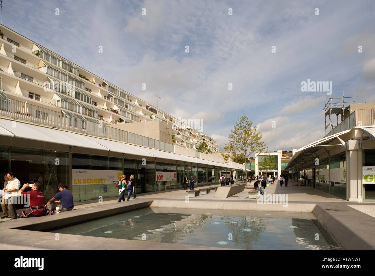 Das Brunswick Centre, Camden, London, aufgelistet 1966-71 Grad II; Sanierung 2006. Hauptstraße einkaufen Weg. Stockfoto