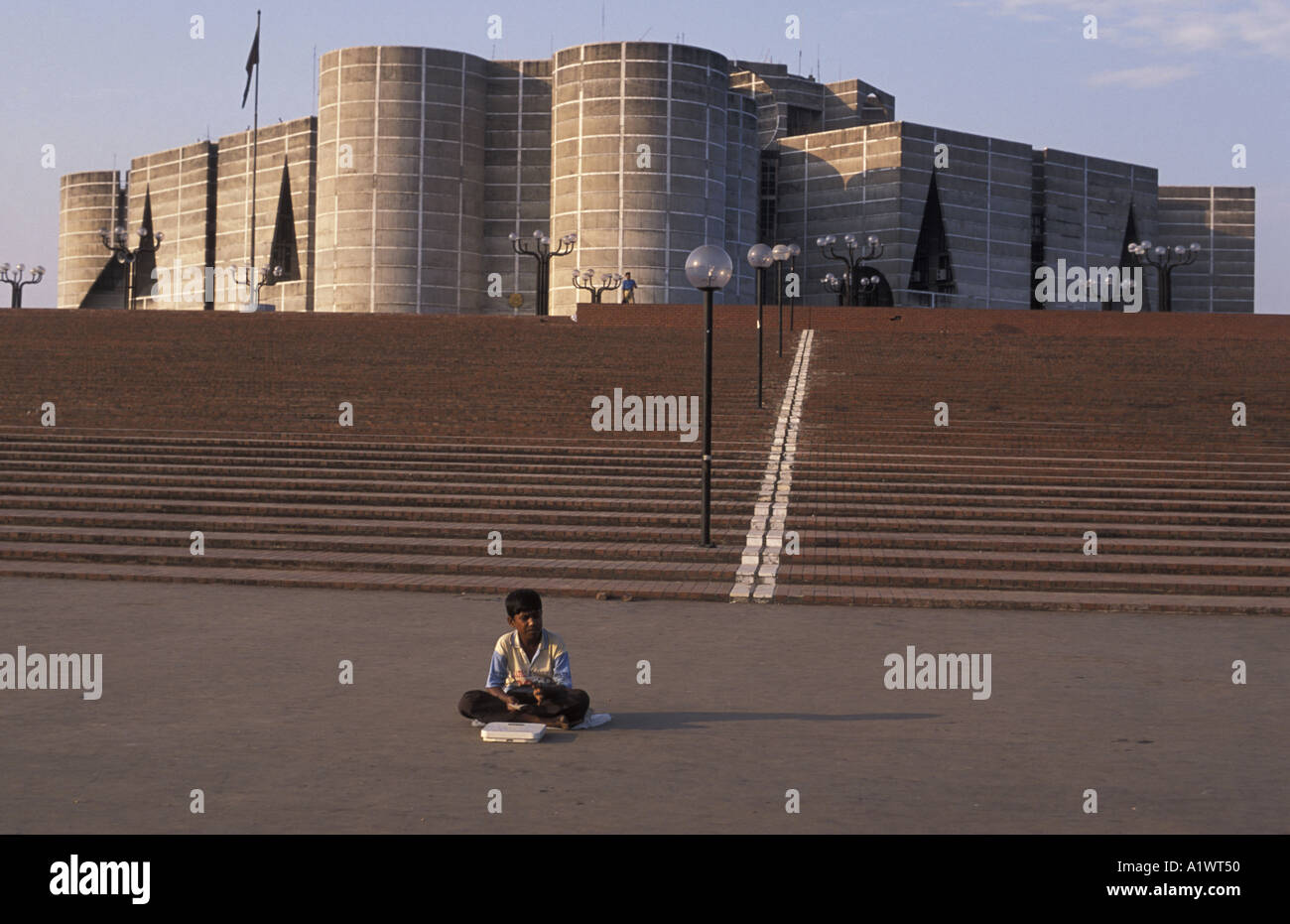 Nationalversammlung, entworfen von Louis Khan. Junge mit Waagen wartet auf Kunden Stockfoto