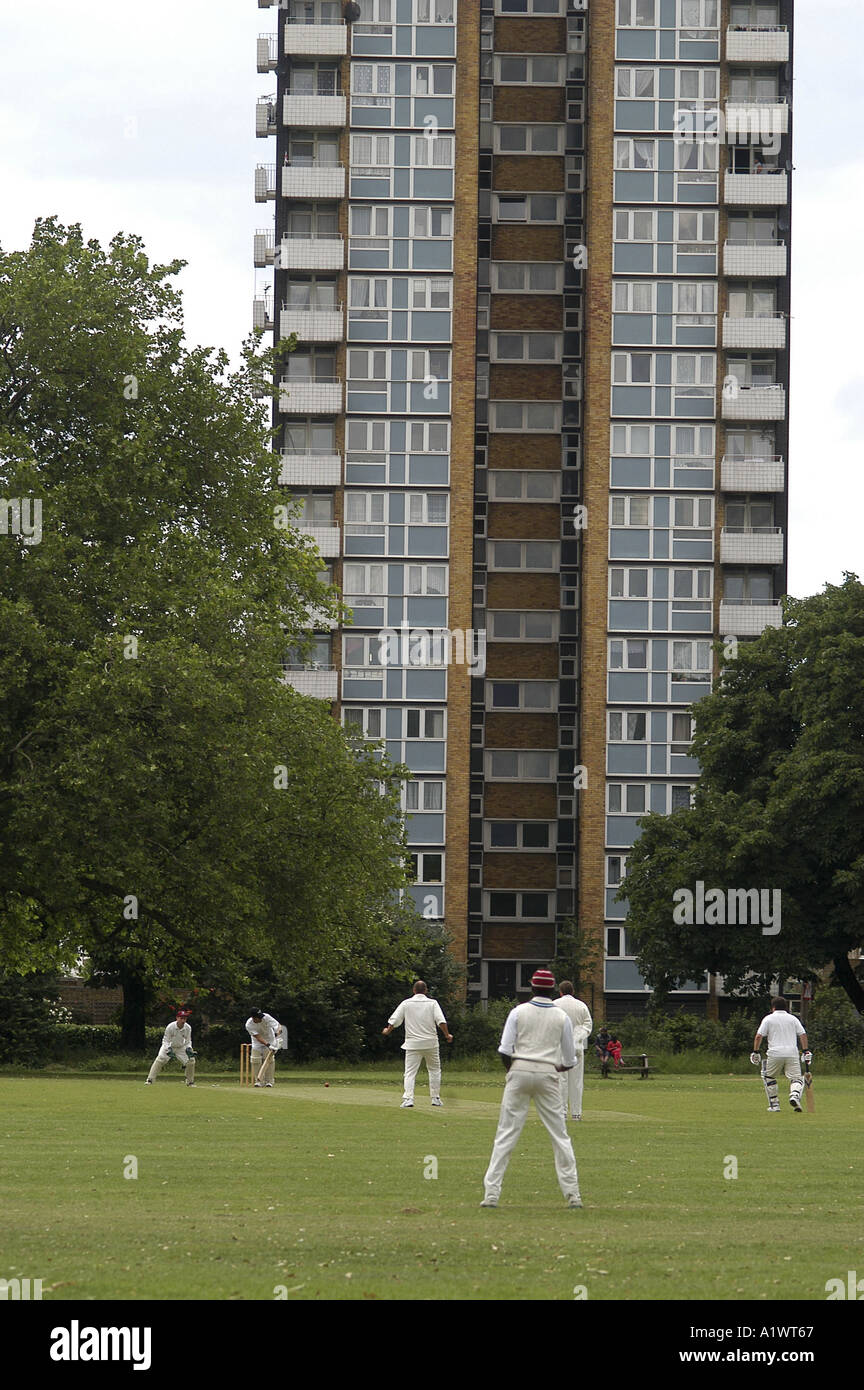 Männer spielen Cricket London Fields Stockfoto