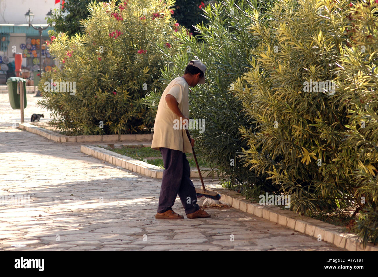 Tunesischer Mann Reinigung Pflaster auf die Medina von Sousse Stadt in Tunesien Stockfoto