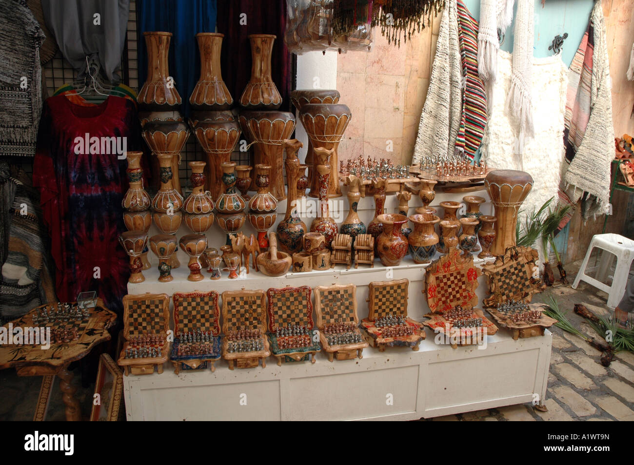 Basar auf der Medina von Sousse Stadt in Tunesien. Souvenir-Stand mit hölzernen Dinge. Stockfoto