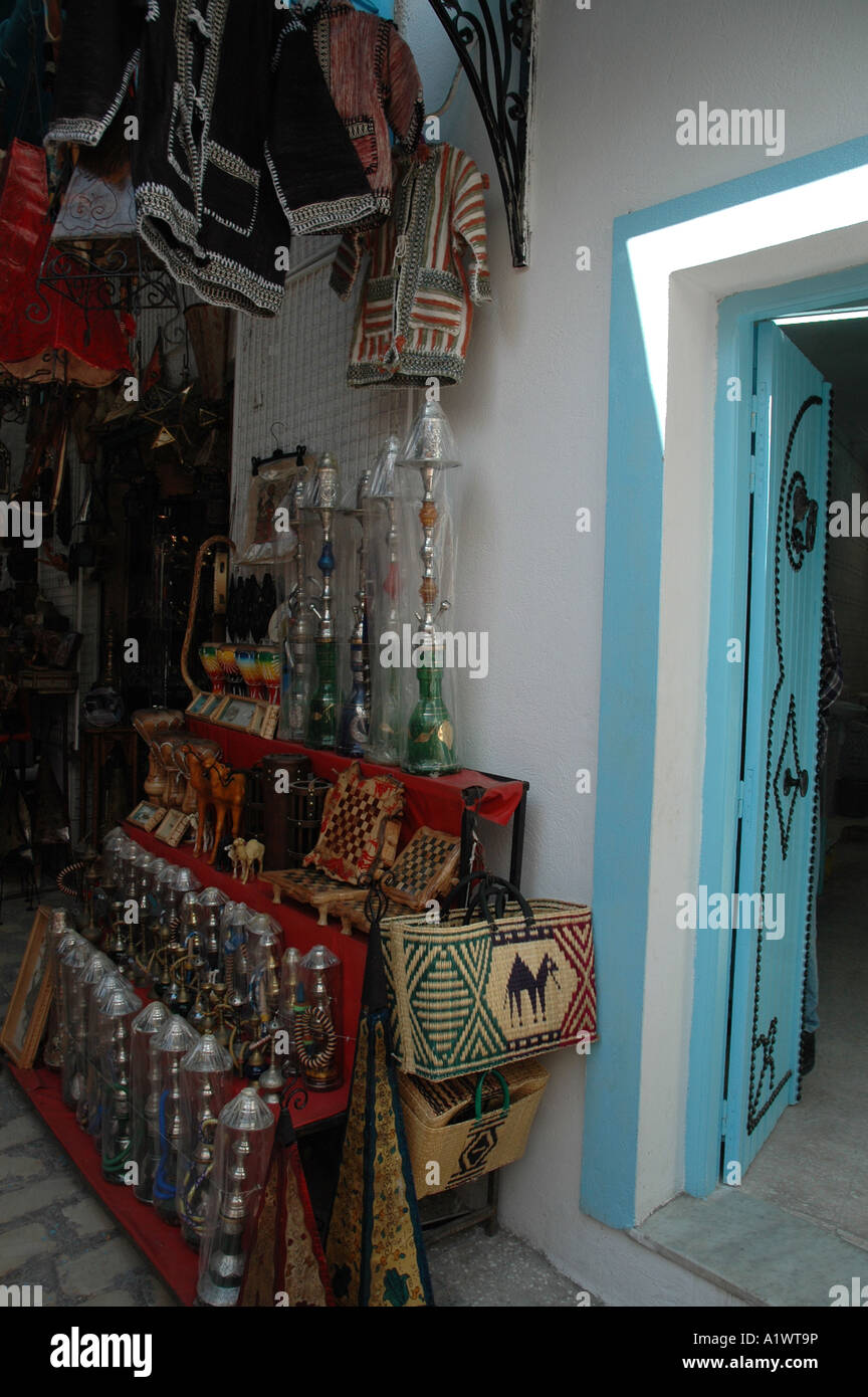 Basar auf der Medina von Sousse Stadt in Tunesien. Souvenir-Stand mit Taschen und Shisha-Wasserpfeifen Stockfoto