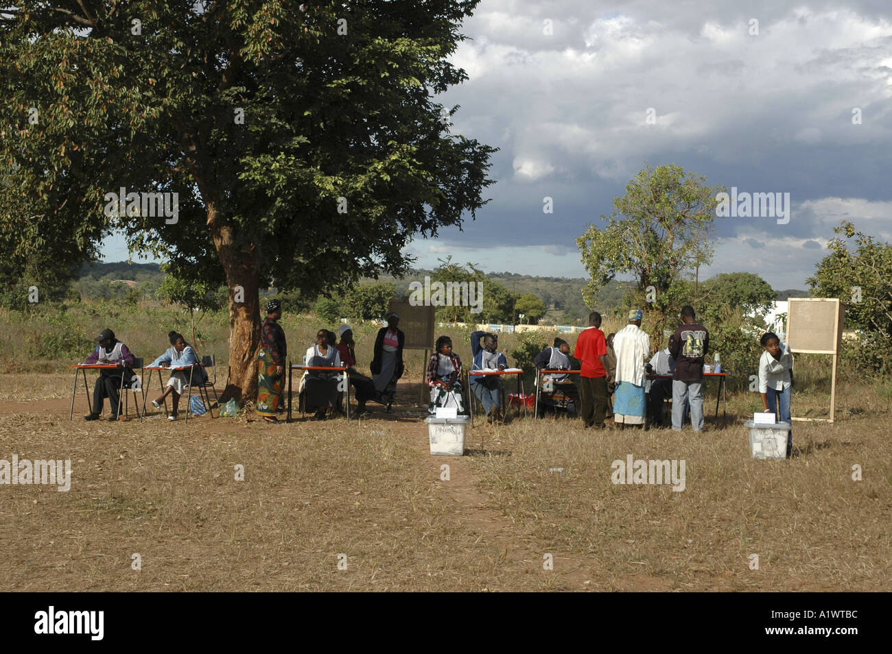 Warten auf Malawi Wahl 20. Mai 2004 Stockfoto