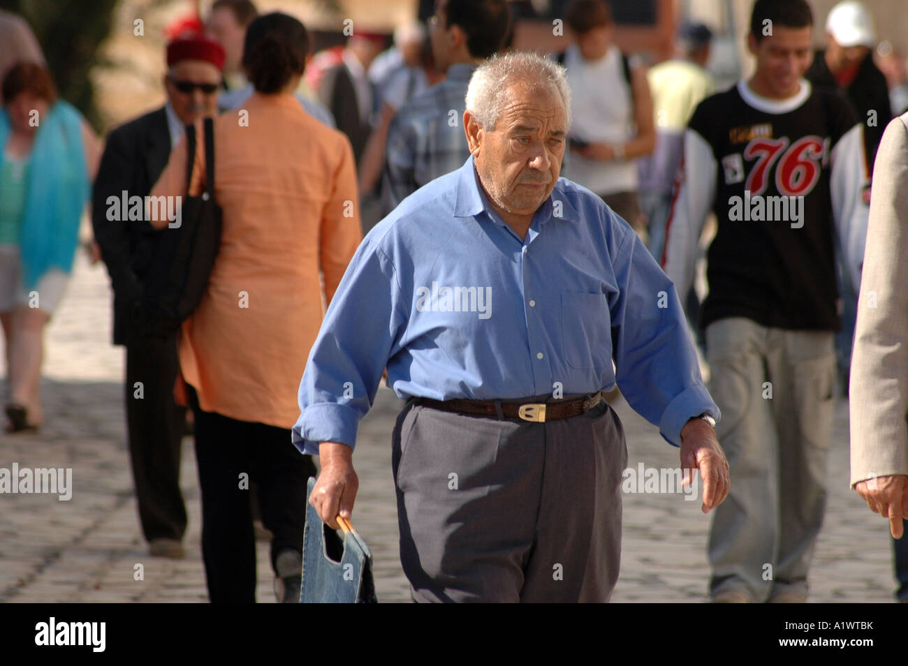 Alten tunesischen Mann zu Fuß durch den Basar auf der Medina von Sousse Stadt in Tunesien Stockfoto