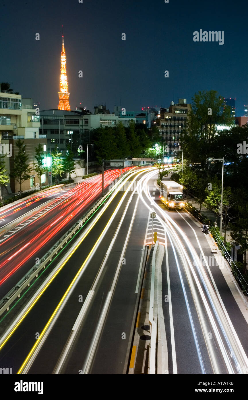 Autos fahren entlang einer Tokio Autobahn nachts in Roppongi in der Nähe von Tokyo Tower Stockfoto