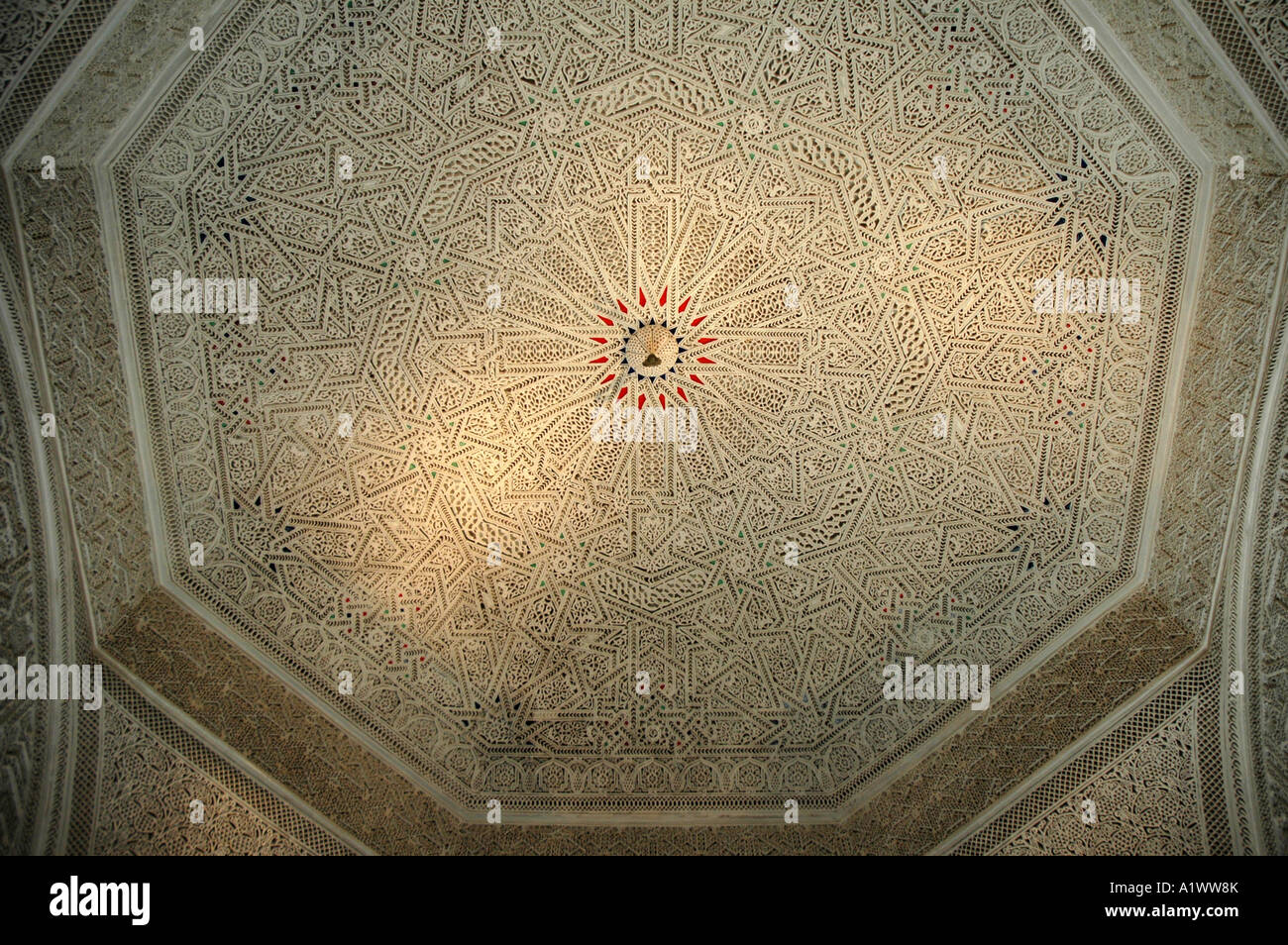 Geschnitzten Gips Decke in Virgil Room in The Bardo-Museum in Tunis, Hauptstadt von Tunesien Stockfoto