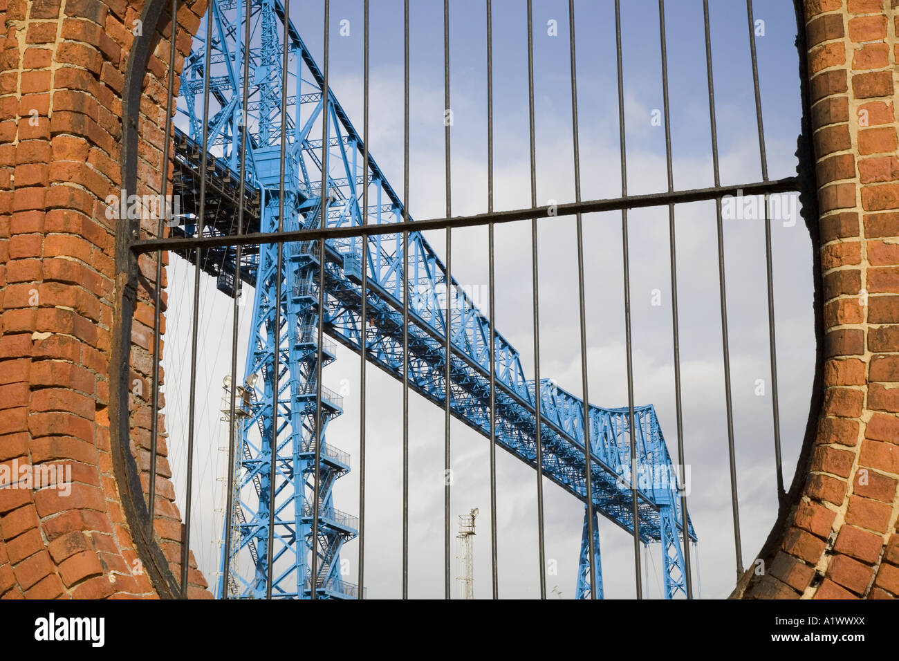 Tees Transporter Bridge, oder die Middlesbrough Transporter Aerial Transfer Ferry Bridge ist die am weitesten stromabwärts gelegene Brücke über den Fluss Tees, England Stockfoto