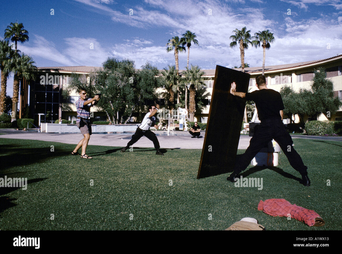 Glücksritter QUICK DRAW WETTBEWERB WAFFE GEGEN MESSER AUF DEM GELÄNDE DES HOTELS AM 15. Jahrestag Soldier of Fortune Magazin Jahrestagung Sands Hotel las vegas Sommer 1994 Stockfoto