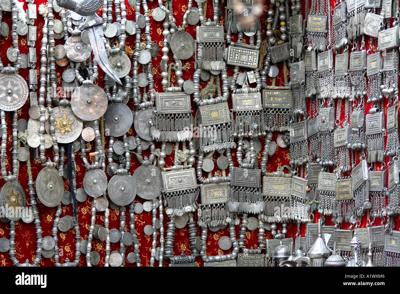 Silberschmuck im alten Mutrah Souk, Mutrah, Muscat, Oman Stockfoto