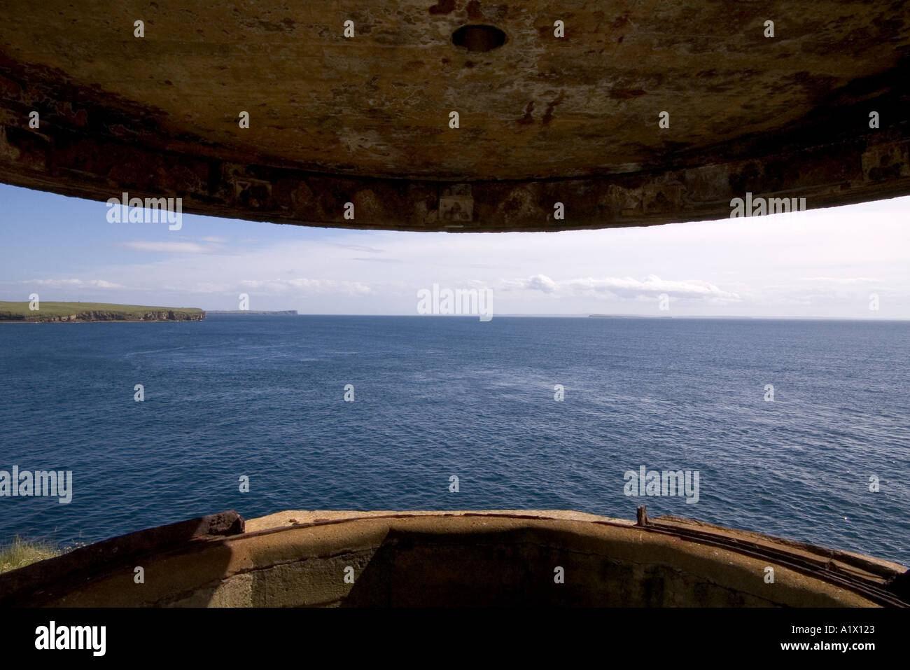 dh Hoxa Head Sound SOUTH RONALDSAY ORKNEY Gun Emplacement Eingang Scapa Flow Batterie Küste halten Verteidigung Beobachtung Weltkrieg Zwei 2 Meer ww2 Stockfoto