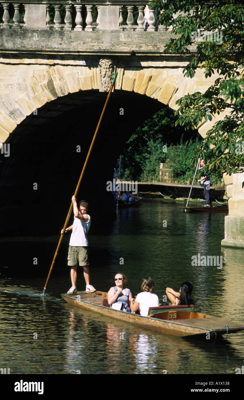 Bootfahren auf der Oxford Cherwell Magdalen Bridge Stockfoto
