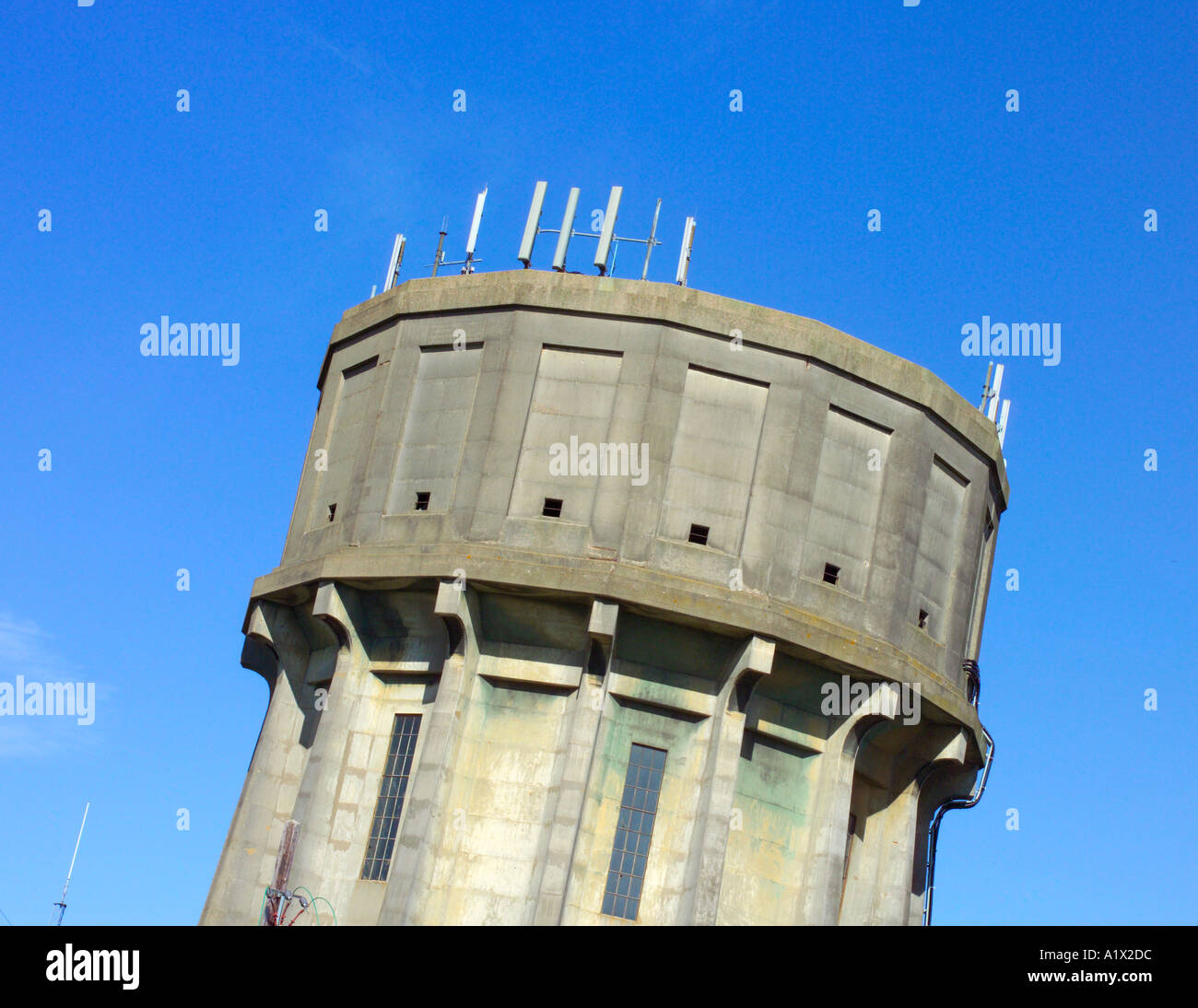 Handy-Mast auf Wasserturm Stockfoto