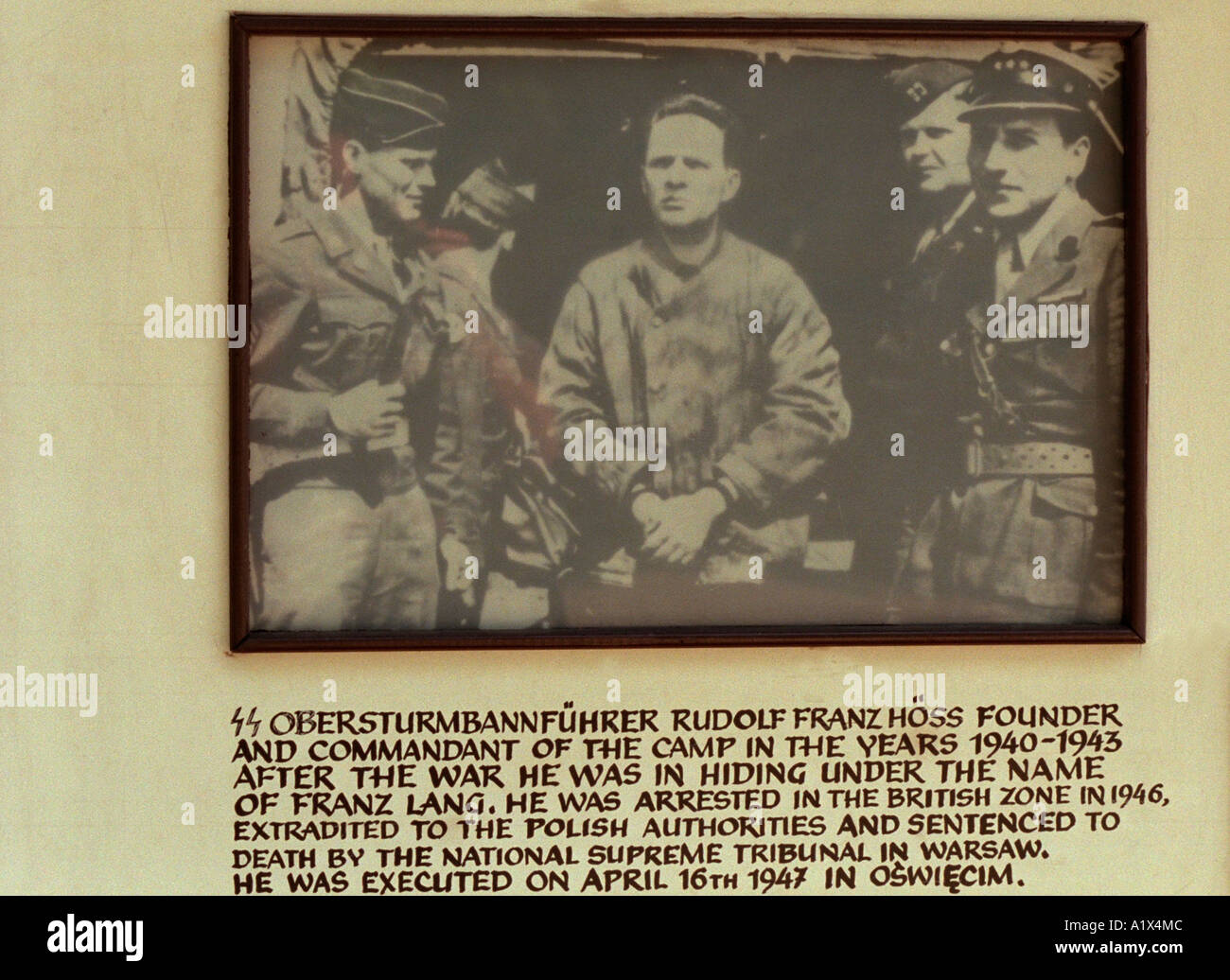 Foto von militärischen Wachen verhaften Auschwitz-Kommandant Rudolf Höss. Auschwitz, Polen Stockfoto