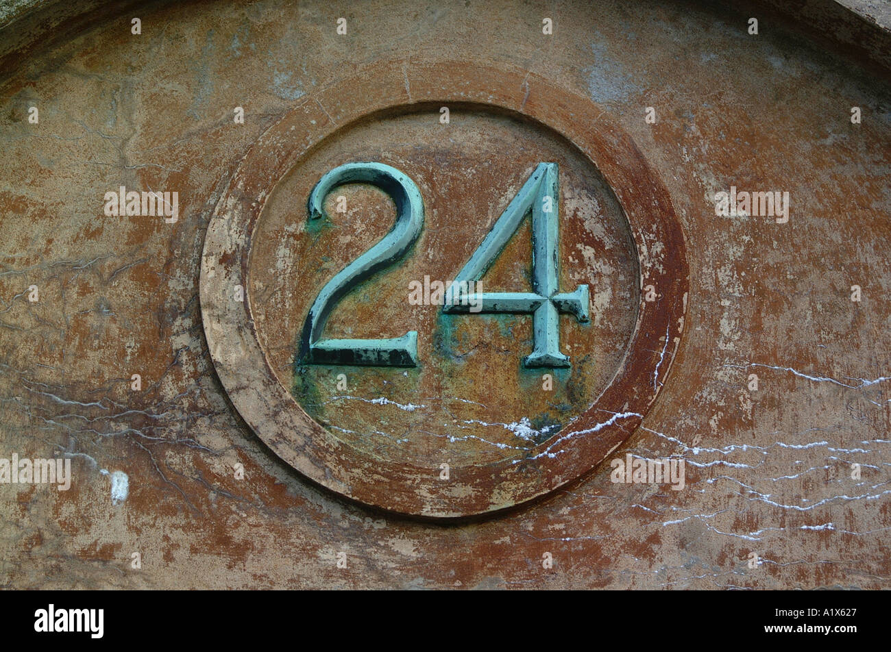 Die Nummer 24 auf eine Rissbildung Wand Gebäude 2 4 24 Stunden eines Tages ein Tag 1 zahlen Zeit Kalender Uhr Konzept Stockfoto